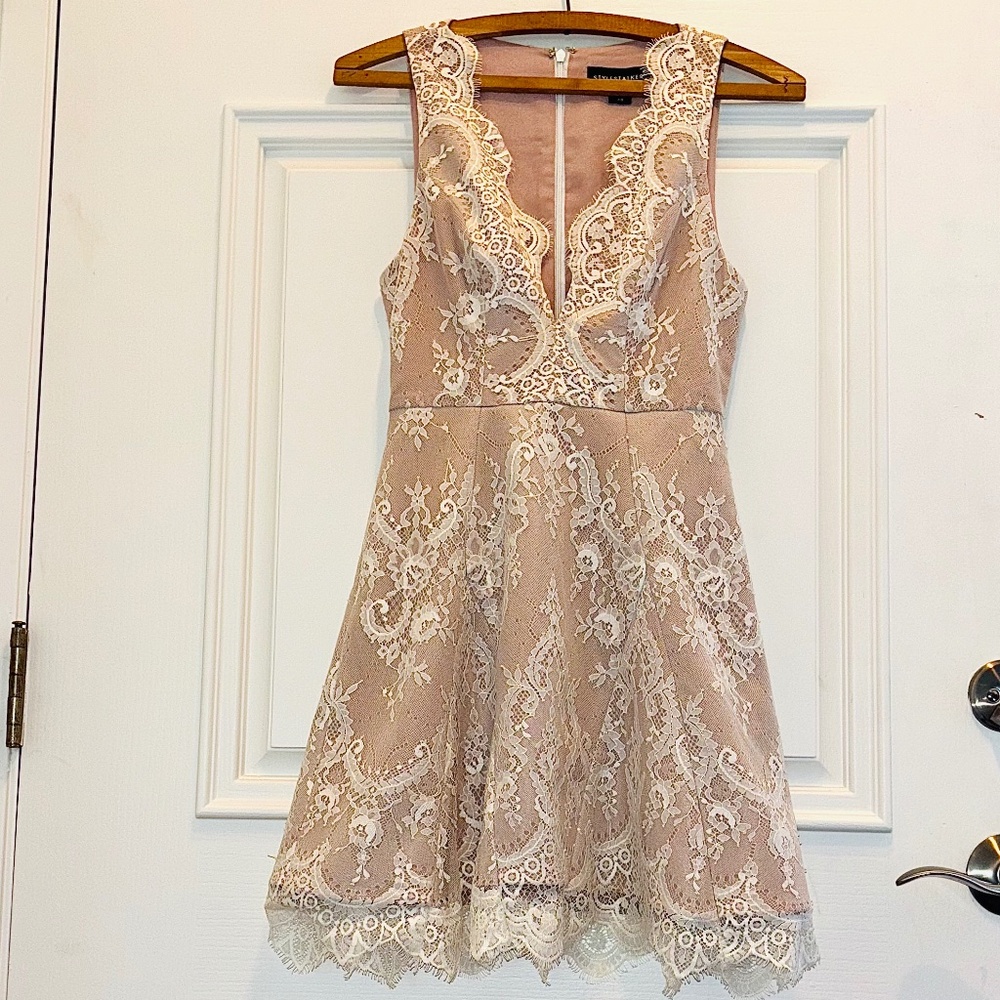 NWOT Gorgeous StyleStalker Nude w/Cream White Lace Overlay Mini Dress Sz XS NWOT